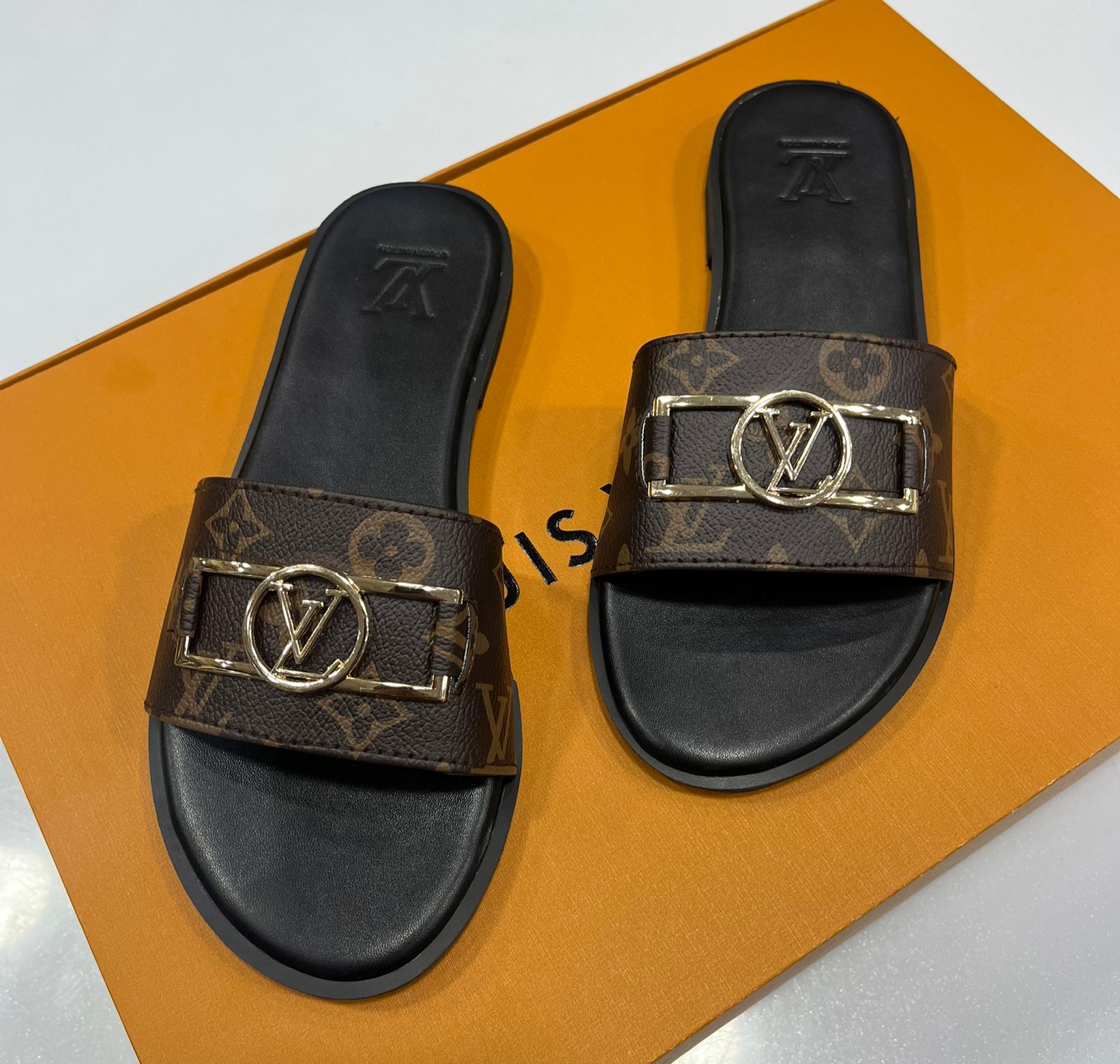 LOUIS VUITTON Flat slippers