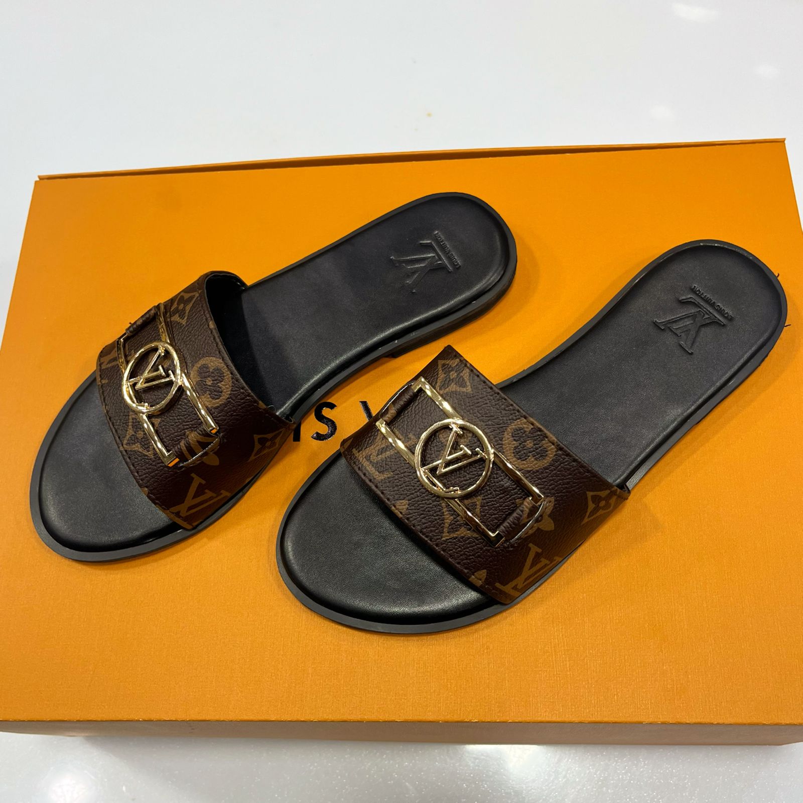 LOUIS VUITTON Flat slippers